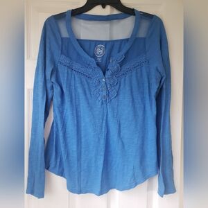 Woman's long sleeve shirt
